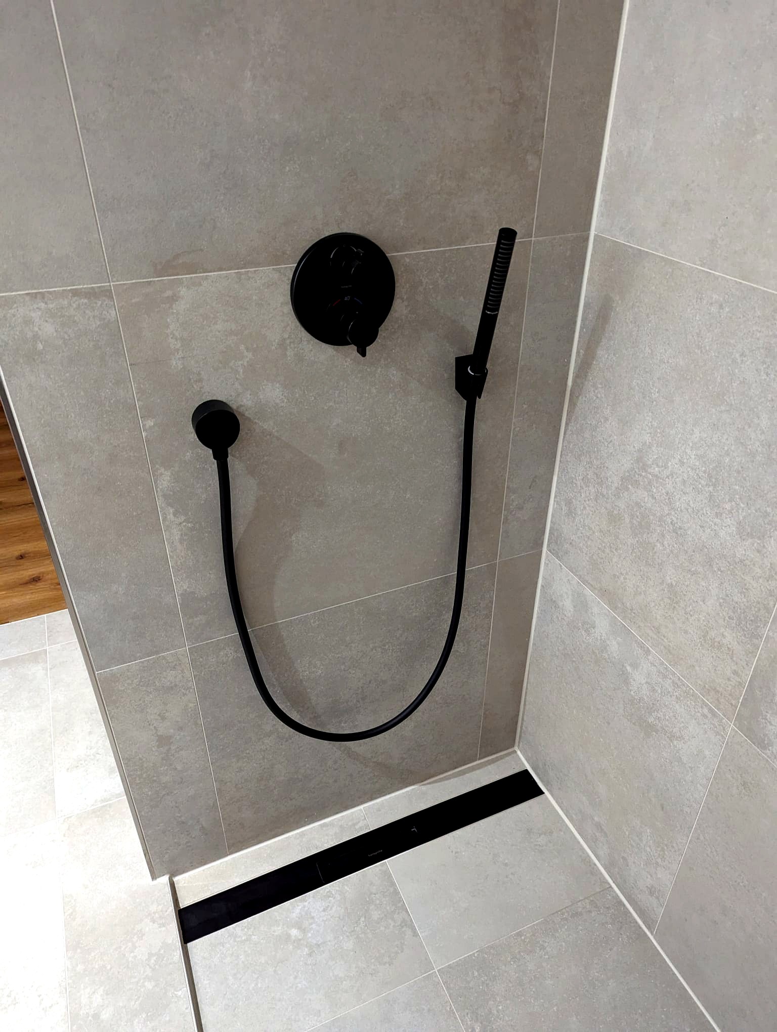 Dusche schwarze Armatur